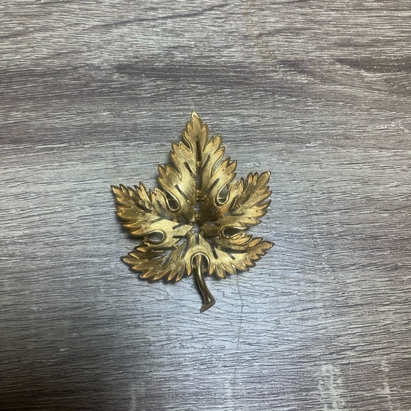 Vintage Crown Trifari Maple Leaf Brooch - Brushed Gold Tone - Signed Designer - Picture 2 of 5
